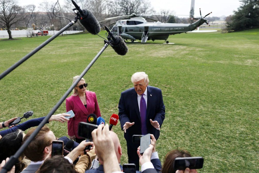 Trump ofreciendo declaraciones en medio de una frágil tregua con Irán. Trump ofreciendo declaraciones en medio de una frágil tregua con Irán.
