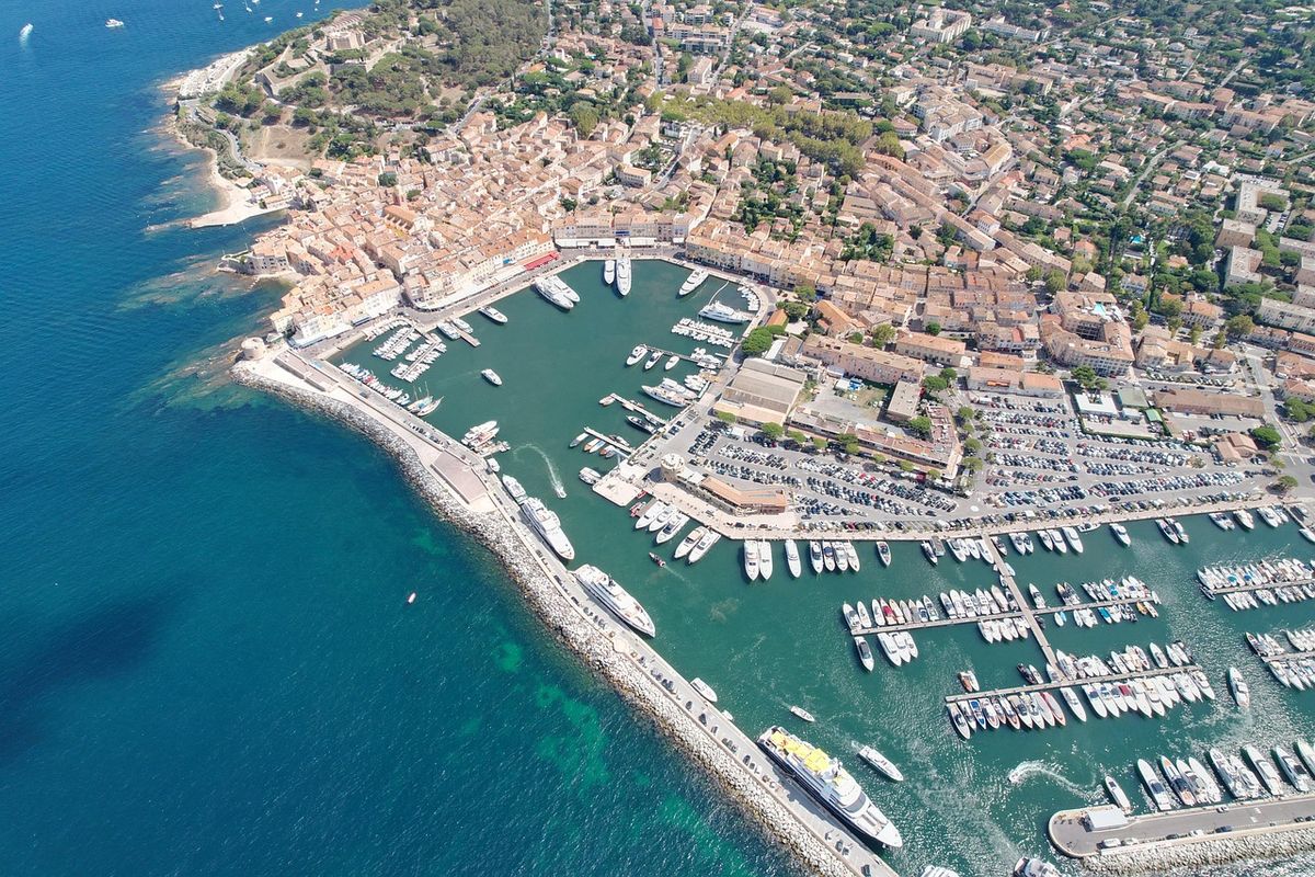 Vista aérea de Saint-Tropez, el refugio elegido por Brigitte Bardot y uno de los enclaves que definieron el imaginario del verano europeo. Vista aérea de Saint-Tropez, el refugio elegido por Brigitte Bardot y uno de los enclaves que definieron el imaginario del verano europeo.
