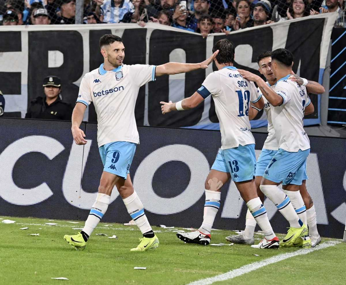 Maravilla lleva 39 goles en 61 partidos jugados en Racing Maravilla lleva 39 goles en 61 partidos jugados en Racing