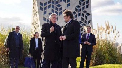 Martín Llaryora le ofrece clases a Javier Milei y exhibe bono de $100 mil para jubilados