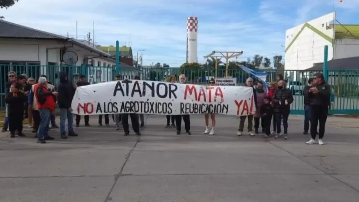 La planta de Atanor en San Nicolás está clausurada por la explosión de marzo y la empresa anunció despidos, mientras los vecinos exigen que sea reubicada. La planta de Atanor en San Nicolás está clausurada por la explosión de marzo y la empresa anunció despidos, mientras los vecinos exigen que sea reubicada.
