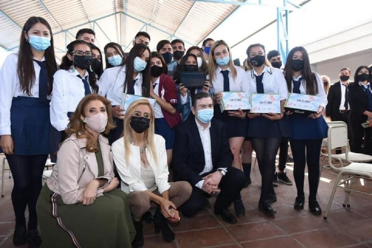 Gerardo Zamora entregó a tablets a estudiantes secundarios 