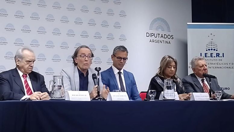 Desarrollo productivo y federalismo: El debate que reunió a empresarios, legisladores y embajadores