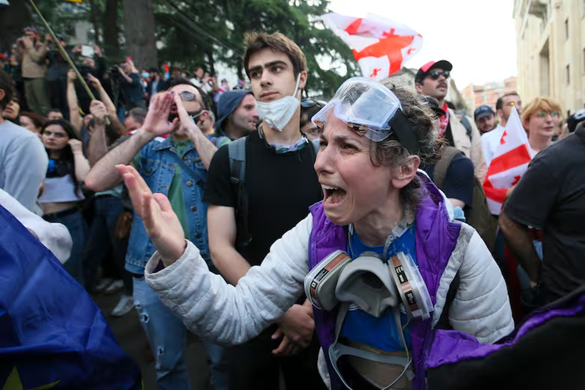 Una manifestante discute con policías durante una protesta opositora contra una ley sobre influencia extranjera ante el edificio del Parlamento en Tiflis, Georgia, el martes 28 de mayo de 2024. (AP Foto/Zurab Tsertsvadze) Una manifestante discute con policías durante una protesta opositora contra una ley sobre influencia extranjera ante el edificio del Parlamento en Tiflis, Georgia, el martes 28 de mayo de 2024. (AP Foto/Zurab Tsertsvadze)