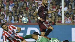 altText(River sufrió pero ganó en Santa Fe y no deja que Boca se le acerque)}