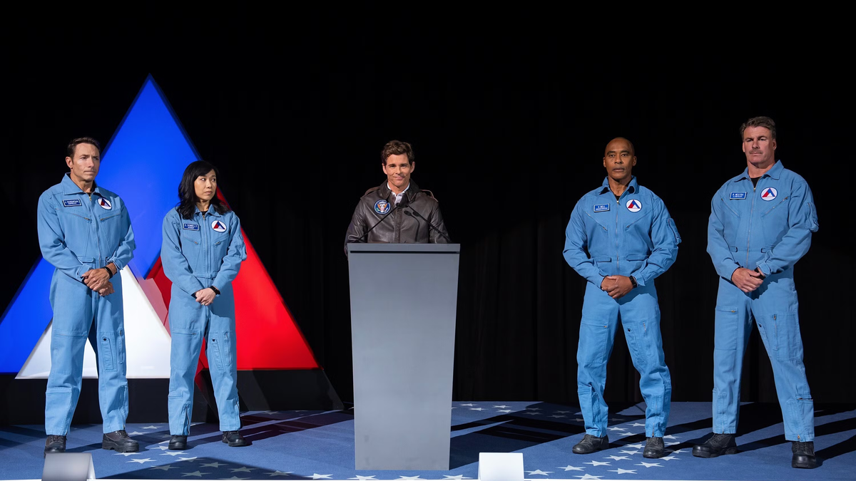 En un bunker postapocalíptico, Xavier Collins investiga el asesinato del presidente mientras enfrenta una red de poder corrupta que pone en riesgo a su familia. En un bunker postapocalíptico, Xavier Collins investiga el asesinato del presidente mientras enfrenta una red de poder corrupta que pone en riesgo a su familia.