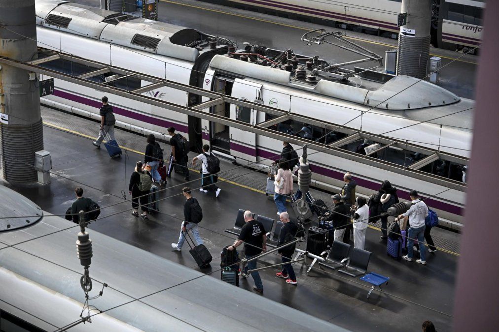 Las cancelaciones tras la tragedia de Toledo y la huelga de maquinistas obligan a reorganizar viajes y buscar alternativas para el puente de Todos los Santos en España.