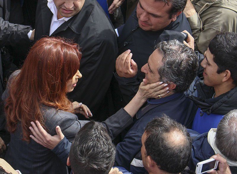 Cristina Kirchner saluda a Andrés Larroque. Foto: NA