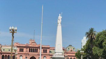 Bochorno: 11 días sin bandera argentina en Casa Rosada y Plaza de Mayo