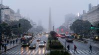 Los pronósticos advierten que podrían formarse bancos de niebla durante la madrugada del sábado en sectores de AMBA, con reducción de la visibilidad y posibles complicaciones en rutas y accesos.