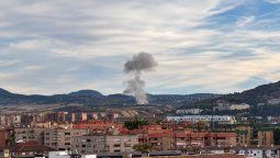 Una columna de humo se eleva sobre El Fargue tras la explosión en la Fábrica de Municiones de Granada, en España, que obligó a desalojar las instalaciones y dejó trabajadores con lesiones auditivas. Una columna de humo se eleva sobre El Fargue tras la explosión en la Fábrica de Municiones de Granada, en España, que obligó a desalojar las instalaciones y dejó trabajadores con lesiones auditivas.