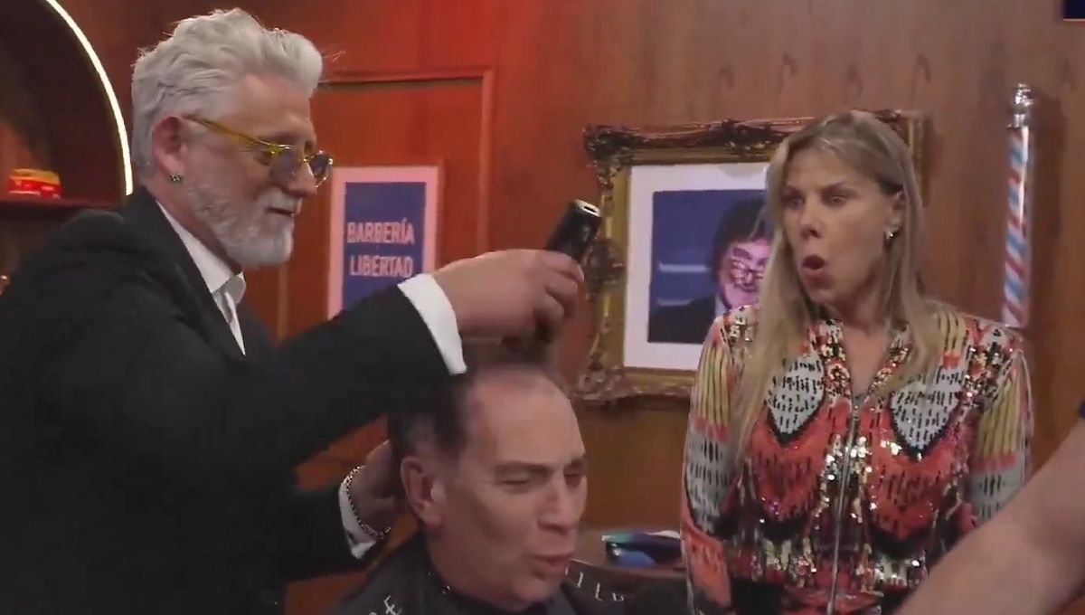 Karen Reichardt cumplió la promesa de rapar a Diego Santilli y todo el equipo libertario, disfrutando cada momento y consolidando su perfil público. Karen Reichardt cumplió la promesa de rapar a Diego Santilli y todo el equipo libertario, disfrutando cada momento y consolidando su perfil público.