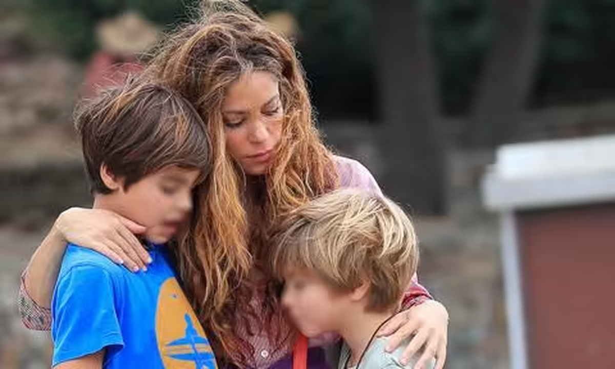 Shakira junto con sus hijos, Milan y Sasha.