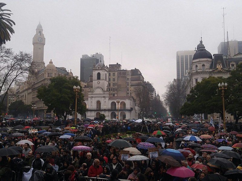 Sindicatos, partidos políticos de izquierda y organizaciones de Derechos Humanos se manifestaban para reclamar esfuerzos por la aparición del joven artesano. Foto: Twitter.