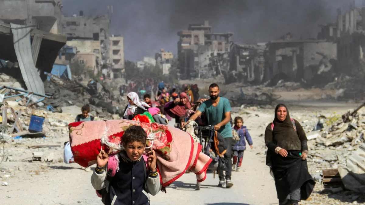 Un grupo de desplazados huye, el pasado martes, de la zona norte de Gaza atacada por los israelíes Un grupo de desplazados huye, el pasado martes, de la zona norte de Gaza atacada por los israelíes