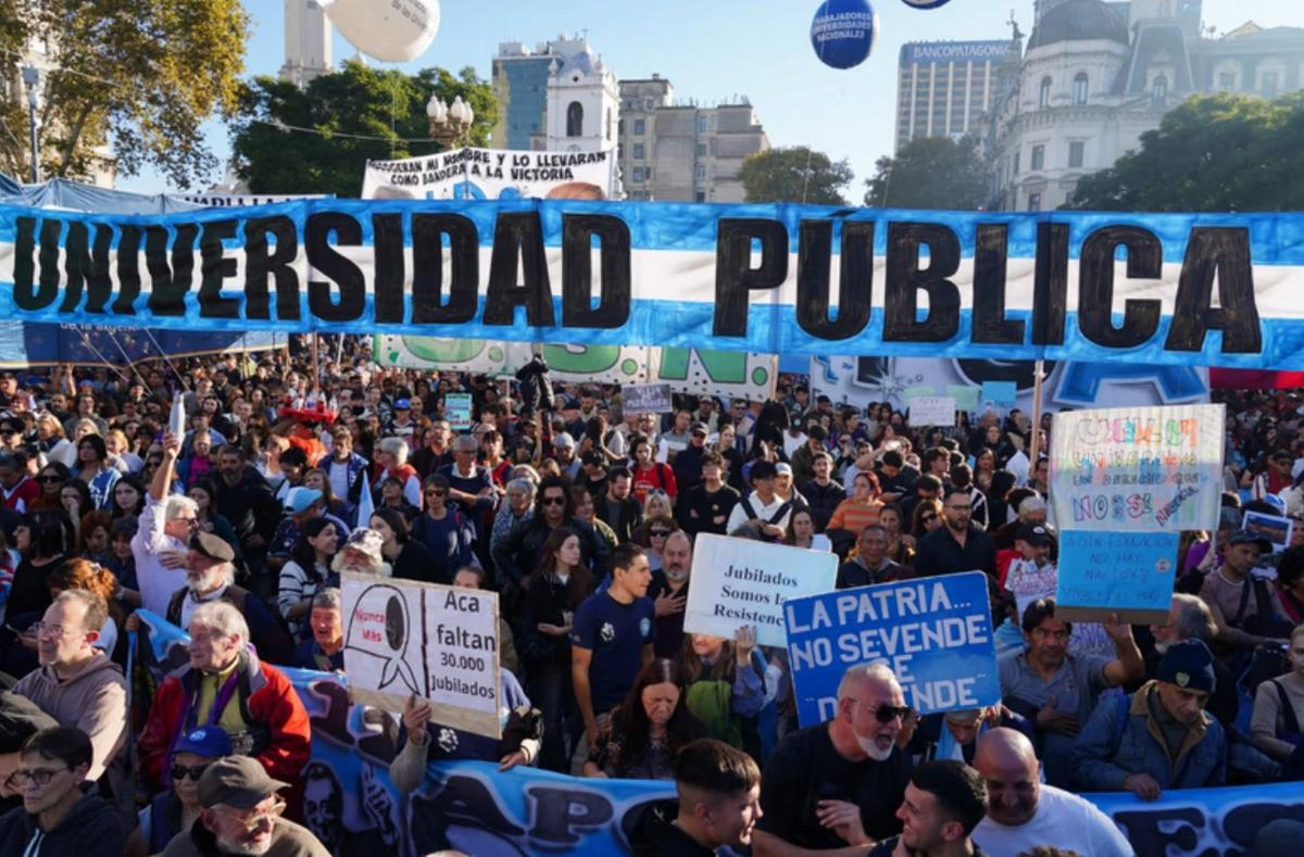 La quinta Marcha Federal Universitaria reclamó el cumplimiento de la Ley de Financiamiento Universitario, mientras la oposición fracasó en Diputados al intentar avanzar con una sesión especial. Foto: NA La quinta Marcha Federal Universitaria reclamó el cumplimiento de la Ley de Financiamiento Universitario, mientras la oposición fracasó en Diputados al intentar avanzar con una sesión especial. Foto: NA