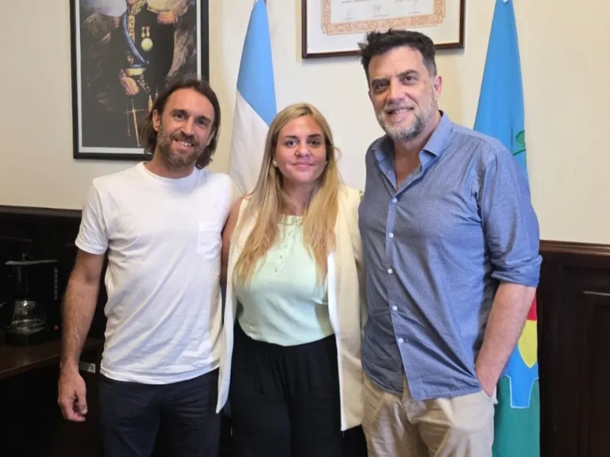 Oscar Ahumada (ex River) junto a Gonzalo Cabezas, vicepresidente del Senado de PBA, y Daiana Hergert, coordinadora del espacio