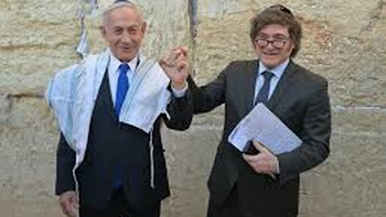 El contexto no podría ser más complejo. La visita al Muro de los Lamentos se produce en medio de una incertidumbre regional sin precedentes. Mientras el país atraviesa una tensa tregua tras meses de hostilidades contra Irán, la presencia de un jefe de Estado extranjero orando en el sitio más sagrado de la ciudad vieja envía una señal política poderosa. Para el gobierno de Benjamín Netanyahu, el respaldo de Javier Milei funciona como un oxígeno diplomático necesario El contexto no podría ser más complejo. La visita al Muro de los Lamentos se produce en medio de una incertidumbre regional sin precedentes. Mientras el país atraviesa una tensa tregua tras meses de hostilidades contra Irán, la presencia de un jefe de Estado extranjero orando en el sitio más sagrado de la ciudad vieja envía una señal política poderosa. Para el gobierno de Benjamín Netanyahu, el respaldo de Javier Milei funciona como un oxígeno diplomático necesario
