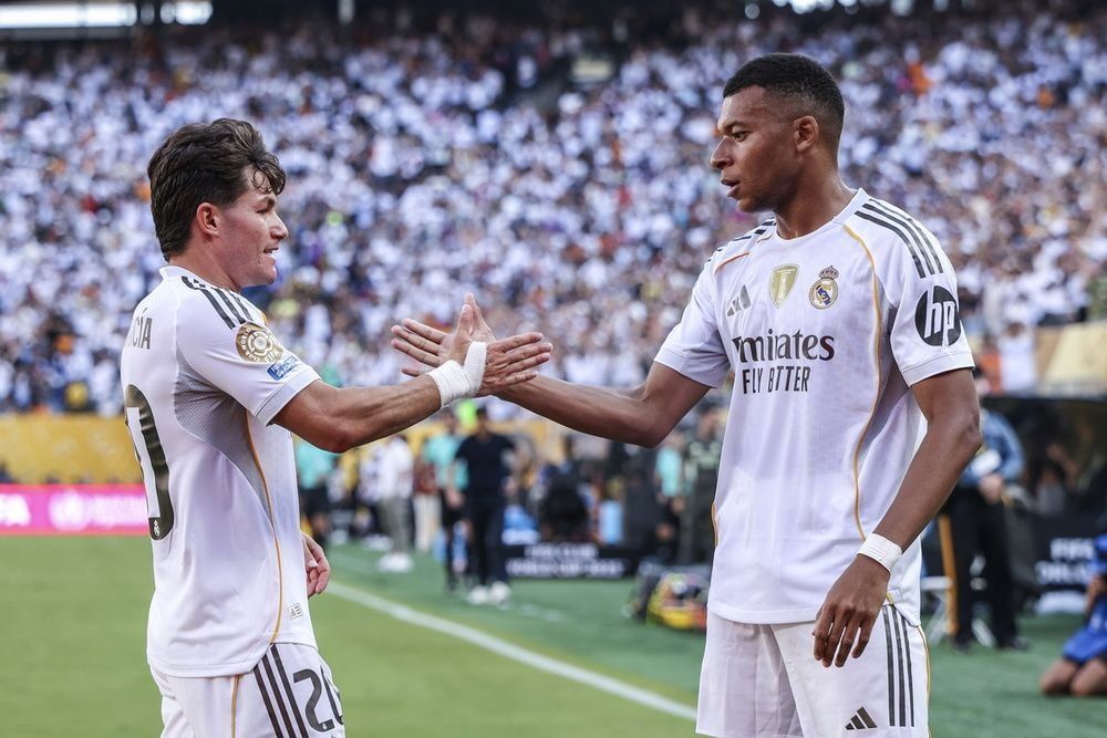 Fran García junto a Kylian Mbappé durante el Mundial de Clubes, un torneo que marcó el mejor momento del lateral antes de quedar relegado en la rotación del Real Madrid.