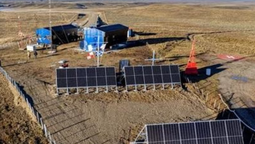 Las Fuerzas Armadas instalaron paneles solares en territorio chileno.