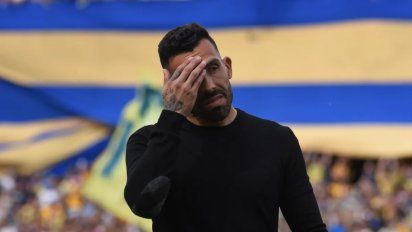 Carlos Tevez podría irse y le apuntó a la interna política