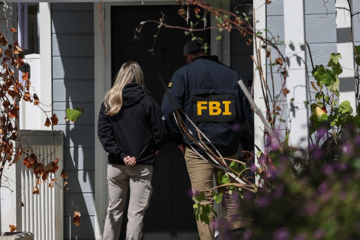 Miembros del FBI llaman a las puertas de los vecinos de una casa (fuera de plano) relacionada con el presunto autor del tiroteo en la cena de corresponsales de la Casa Blanca en Torrance, California, el 26 de abril de 2026. Miembros del FBI llaman a las puertas de los vecinos de una casa (fuera de plano) relacionada con el presunto autor del tiroteo en la cena de corresponsales de la Casa Blanca en Torrance, California, el 26 de abril de 2026.