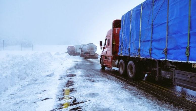 La nieve no para: Fronteras cerradas, camiones varados, pérdidas millonarias y mucha sal para Bariloche