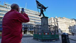 La nueva estatua de Banksy en Waterloo Place muestra a un hombre trajeado con una bandera sobre el rostro, una crítica visual al poder, el nacionalismo y el pasado imperial británico. La nueva estatua de Banksy en Waterloo Place muestra a un hombre trajeado con una bandera sobre el rostro, una crítica visual al poder, el nacionalismo y el pasado imperial británico.