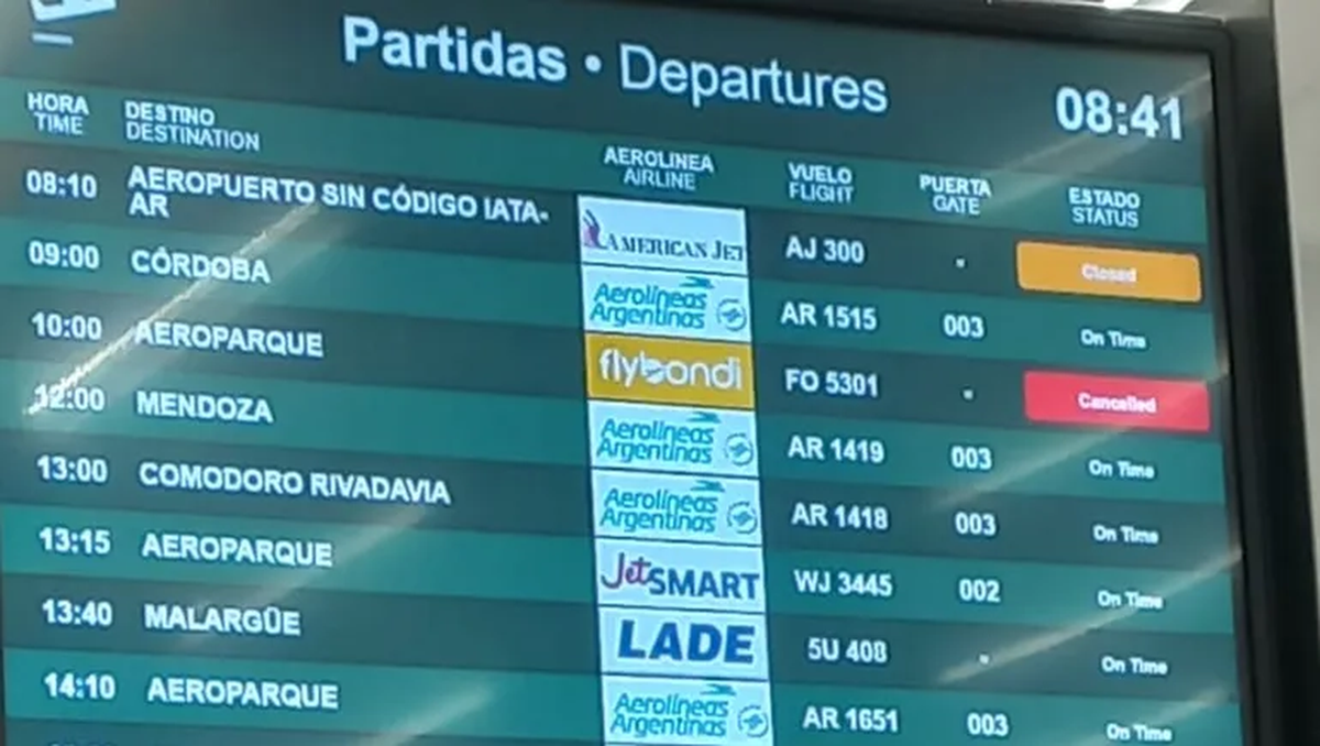 Vuelos cancelados en plenas vacaciones de invierno generan indignación de pasajeros.