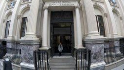 altText(Alberto F., en problemas: Macri le da a la maquinita mientras ahorristas corren tras sus depósitos)}