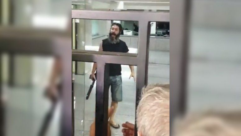 Ahorrista armado toma a rehenes por 