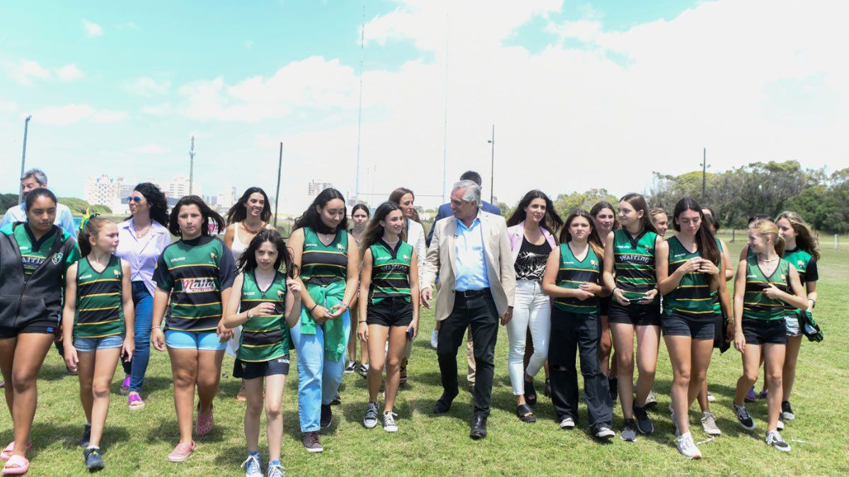 Alberto Fernández en el Miramar Rugby & Hockey Club, antes del escrache.