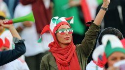 altText(Próximamente, Qatar 2022: Mujeres iraníes asisten a partido de fútbol después de 40 años)}
