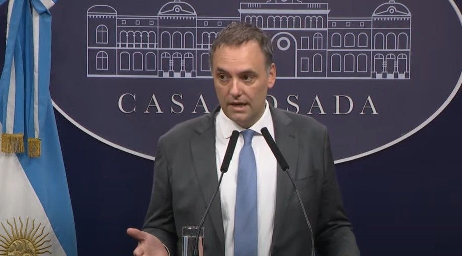 Manuel Adorni apunta contra el lugar de residencia de Jorge Macri.