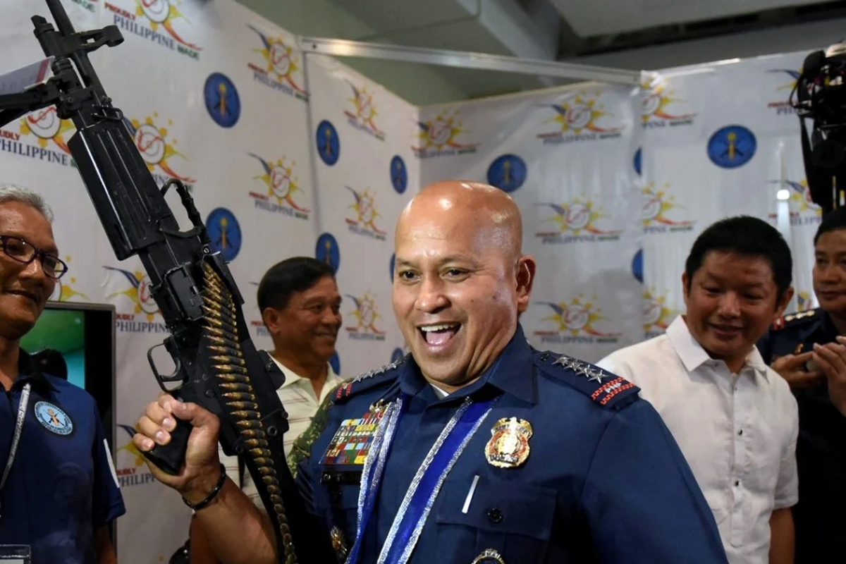 Ronald “Bato” Dela Rosa, actual senador filipino, acusado de “coautor” de asesinatos extrajudiciales durante el mandato de Duterte. Cuando este último asumió la presidencia en junio de 2016, nombró a Dela Rosa, su antiguo jefe de policía en la ciudad de Davao, como jefe de la Policía Nacional de Filipinas, cargo que ocupó durante 21 meses. Ronald “Bato” Dela Rosa, actual senador filipino, acusado de “coautor” de asesinatos extrajudiciales durante el mandato de Duterte. Cuando este último asumió la presidencia en junio de 2016, nombró a Dela Rosa, su antiguo jefe de policía en la ciudad de Davao, como jefe de la Policía Nacional de Filipinas, cargo que ocupó durante 21 meses.