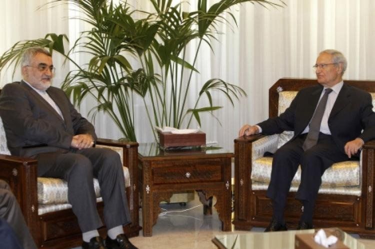 Farouq al-Sharaa es el de la der., hablando con un funcionario iraní, en Damasco.