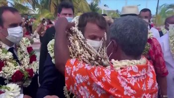 Emmanuel Macron, enredado con collares en la Polinesia. Emmanuel Macron, enredado con collares en la Polinesia.