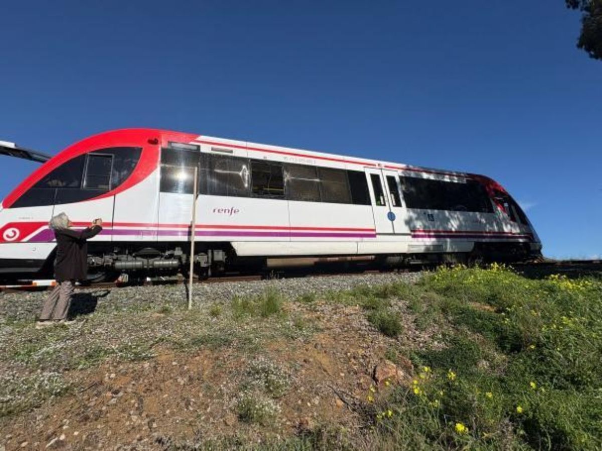 Otro choque de tren en España: esta vez contra una grúa.