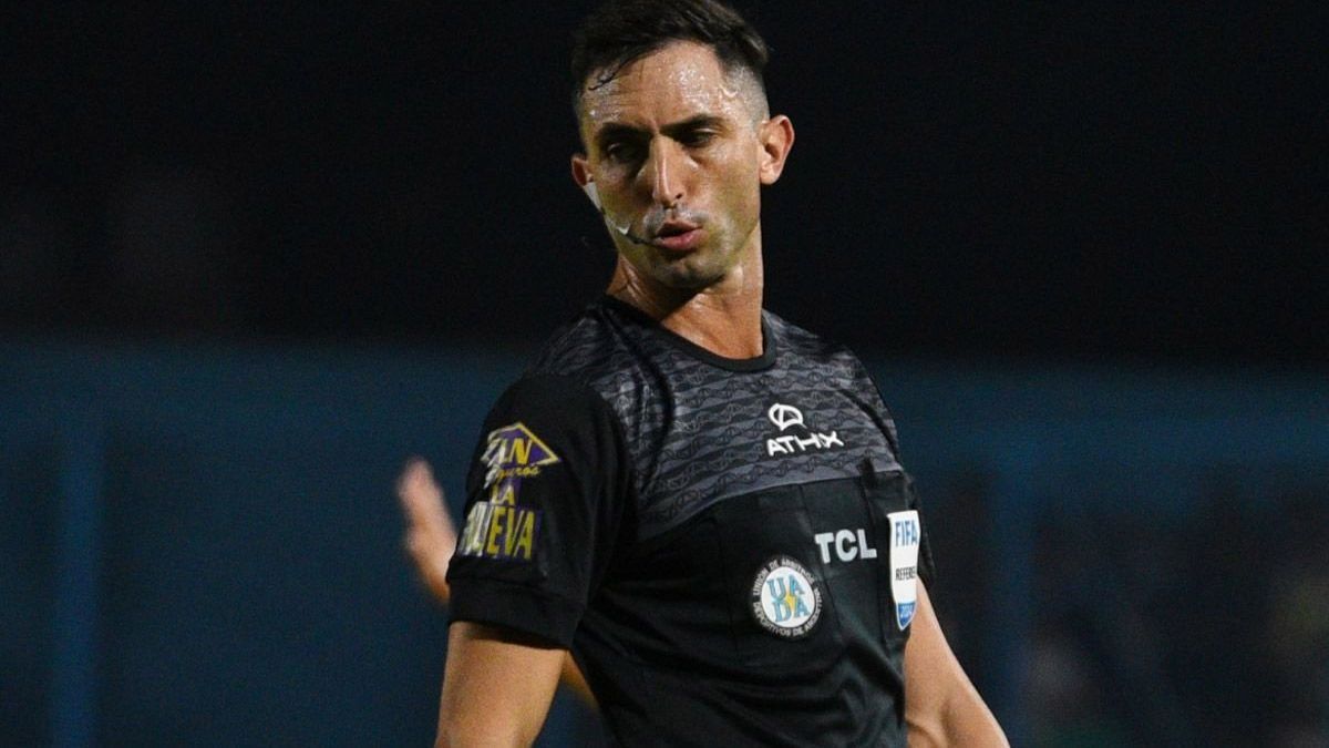 ClaudioChiqui Tapia castigó, ahora, al árbitro Nazareno Arasa tras su polémicaactuación en el partido River y Gimnasia y Esgrima de La Plata.