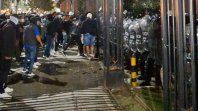 Incidentes frente a la gobernación jujeña durante la protesta policial. Incidentes frente a la gobernación jujeña durante la protesta policial.