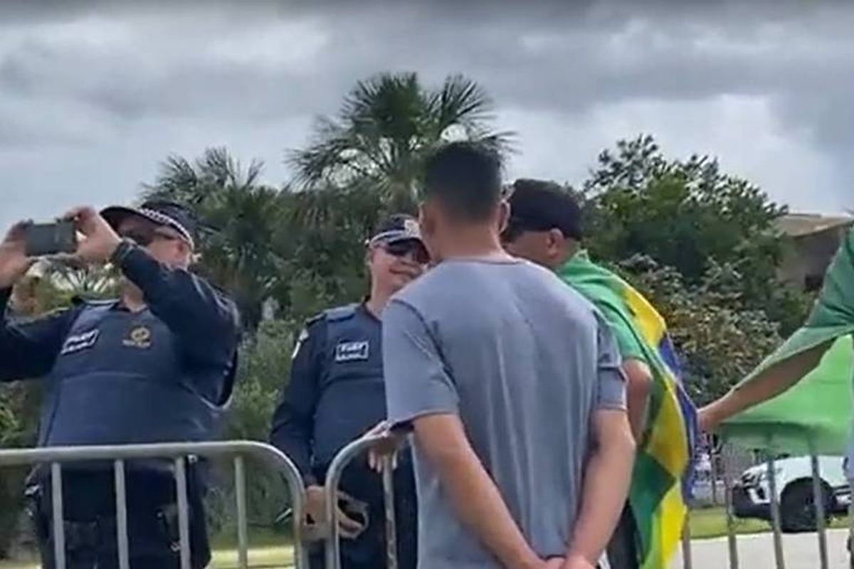 Un policía filma, divertido, y el otro ríe: ¡...!