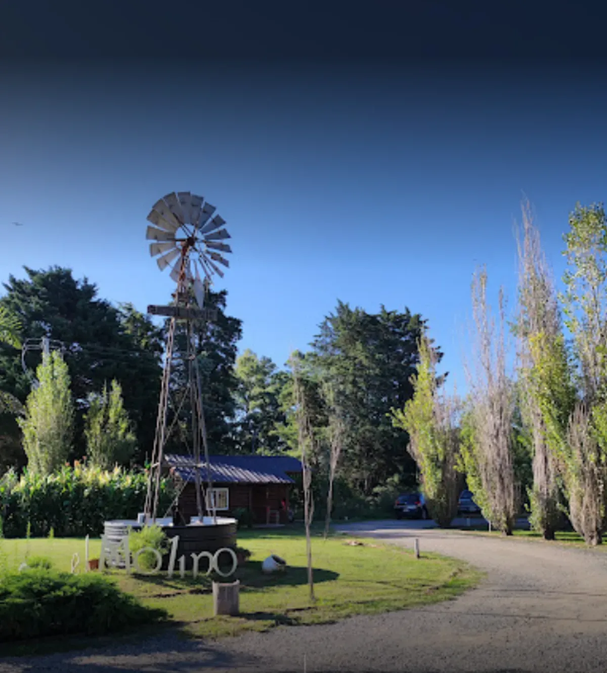 Se deben realizar las reservas por Whatsapp, ya que El Molino es uno de los restaurantes más concurridos en Carlos Keen.