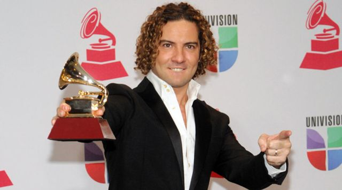 A lo largo de su trayectoria, obtuvo varios premios y reconocimientos, entre ellos el Grammy Latino, el Billboard Latino y el Disco de Diamante. A lo largo de su trayectoria, obtuvo varios premios y reconocimientos, entre ellos el Grammy Latino, el Billboard Latino y el Disco de Diamante.