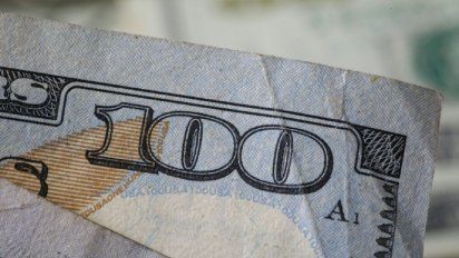 La caída del dólar: Crece la ola de países que restringen el uso del billete verde