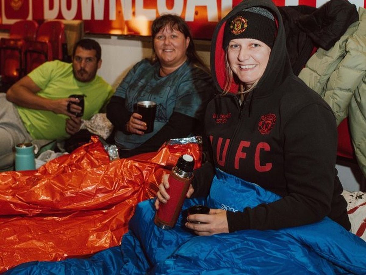 Té y bolsas de dormir para enfrentar el invierno inglés en Old Trafford