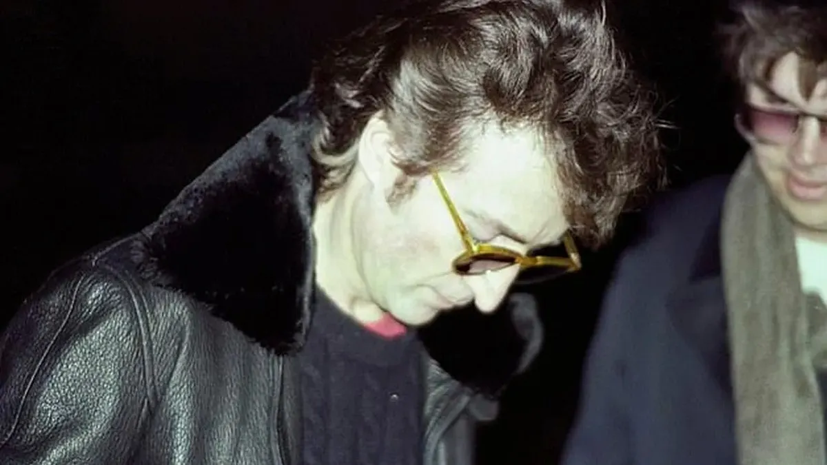 En una de las últimas fotos que se le tomó al cantante, Mark David Chapman le pide un autógrafo a John Lennon el 8 de diciembre de 1980 poco antes de matarlo. En una de las últimas fotos que se le tomó al cantante, Mark David Chapman le pide un autógrafo a John Lennon el 8 de diciembre de 1980 poco antes de matarlo.