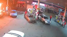 Un Volkswagen Passat se prendió fuego junto al surtidor mientras intentaban sacarle gasoil que habían cargado por error.