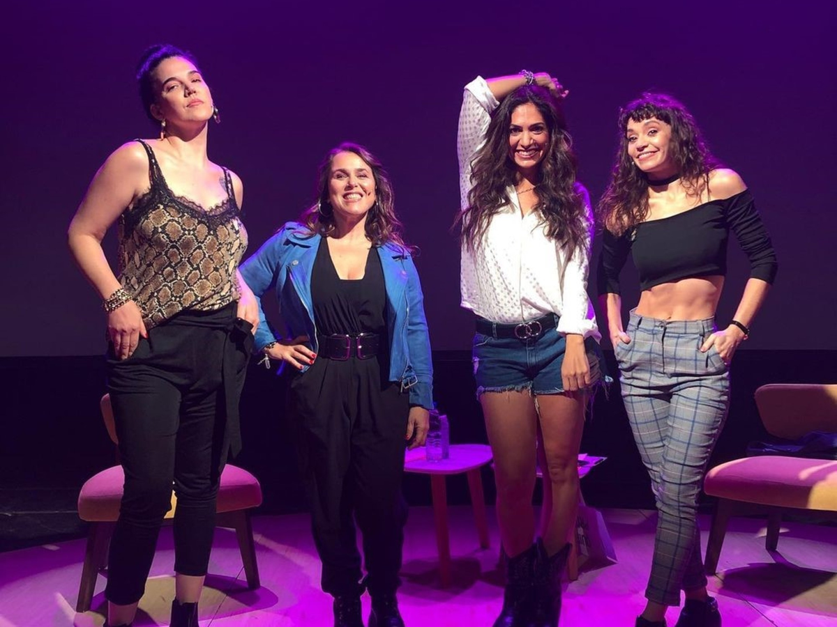 El programa pone en primer plano a cuatro mujeres que cuestionan las convenciones desde la risa y la improvisación. Su humor aborda culpa, vínculos y vida cotidiana, conectando con un público amplio y diverso. El programa pone en primer plano a cuatro mujeres que cuestionan las convenciones desde la risa y la improvisación. Su humor aborda culpa, vínculos y vida cotidiana, conectando con un público amplio y diverso.