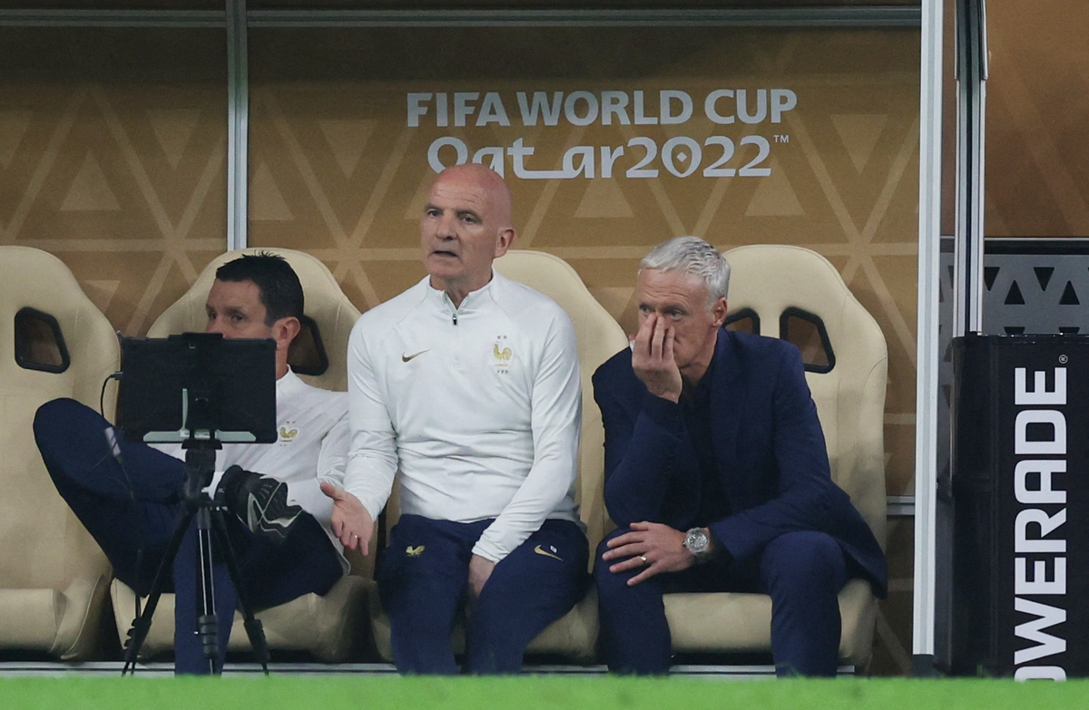 Didier Deschamps y su cuerpo técnico, durante la final entre Argentina y Francia.