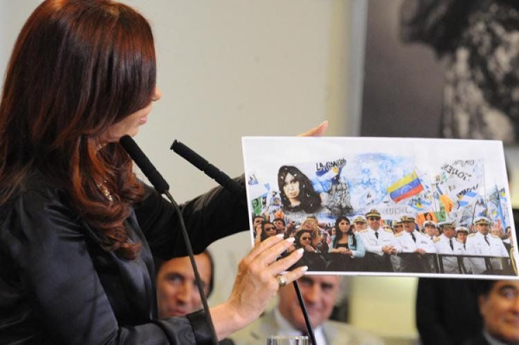 10/01/2013: Cristina Fernández de Kirchner exhibe la foto de La Cámpora y oficiales de la Armada, junto. Foto Presidencia de la Nación.